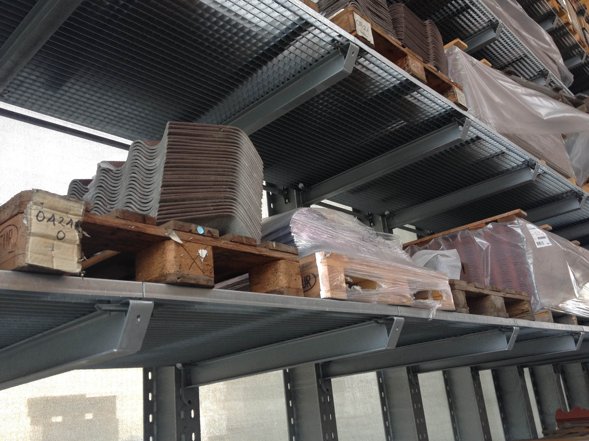 cantilever racking with gratings
